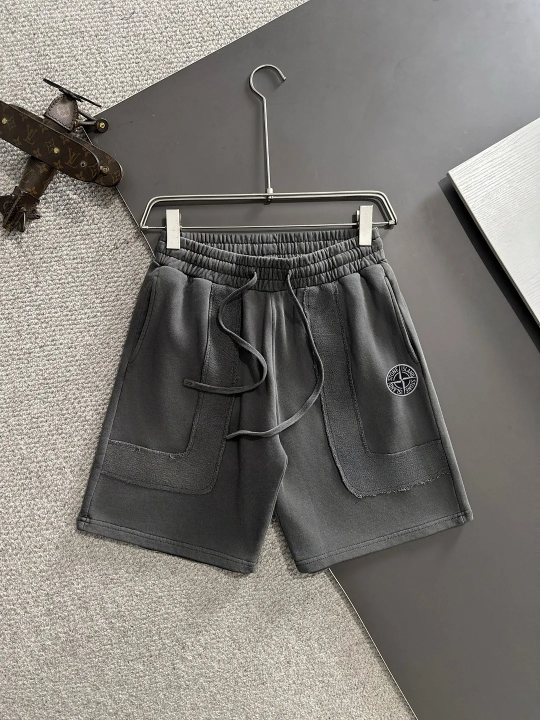 🅿️330 shipped next day, high quality Stone lsland/stone island 2025 spring and summer new style casual solid color loose shorts with elastic band, two needle stitches at the hem of the trousers, fine and firm stitching, custom-made fabrics at the counter, high breathability and comfort, impeccable details, brand element design concept, reflecting high quality. It feels delicate and soft! It presents a casual cut and the upper body shape is great! Size: S-XXL